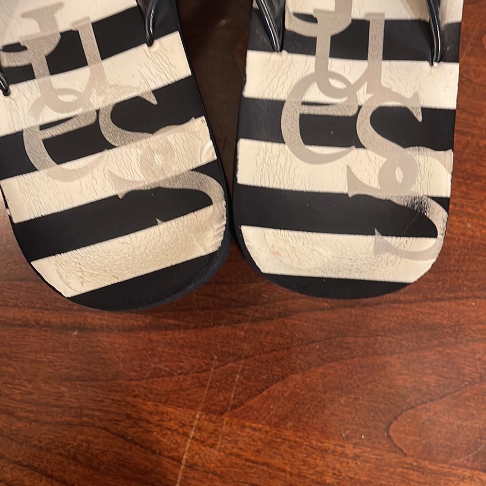Guess Flip Flops - Picture 7 of 11